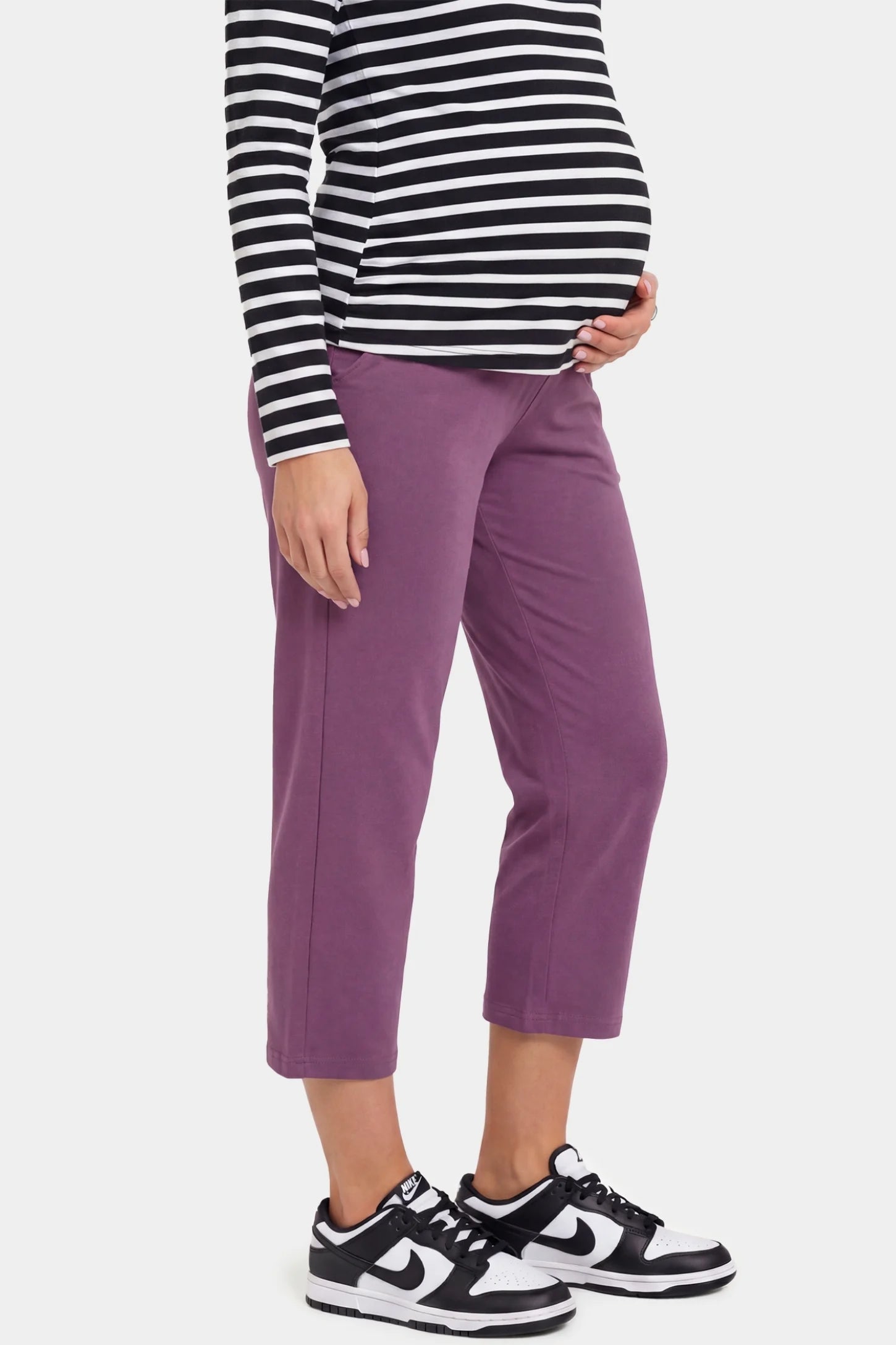 High-Waist Belly Support Loose-Fit Capri Maternity Pants High-waist belly support loose-fit capri maternity pants in purple with cropped length, side view on pregnant model