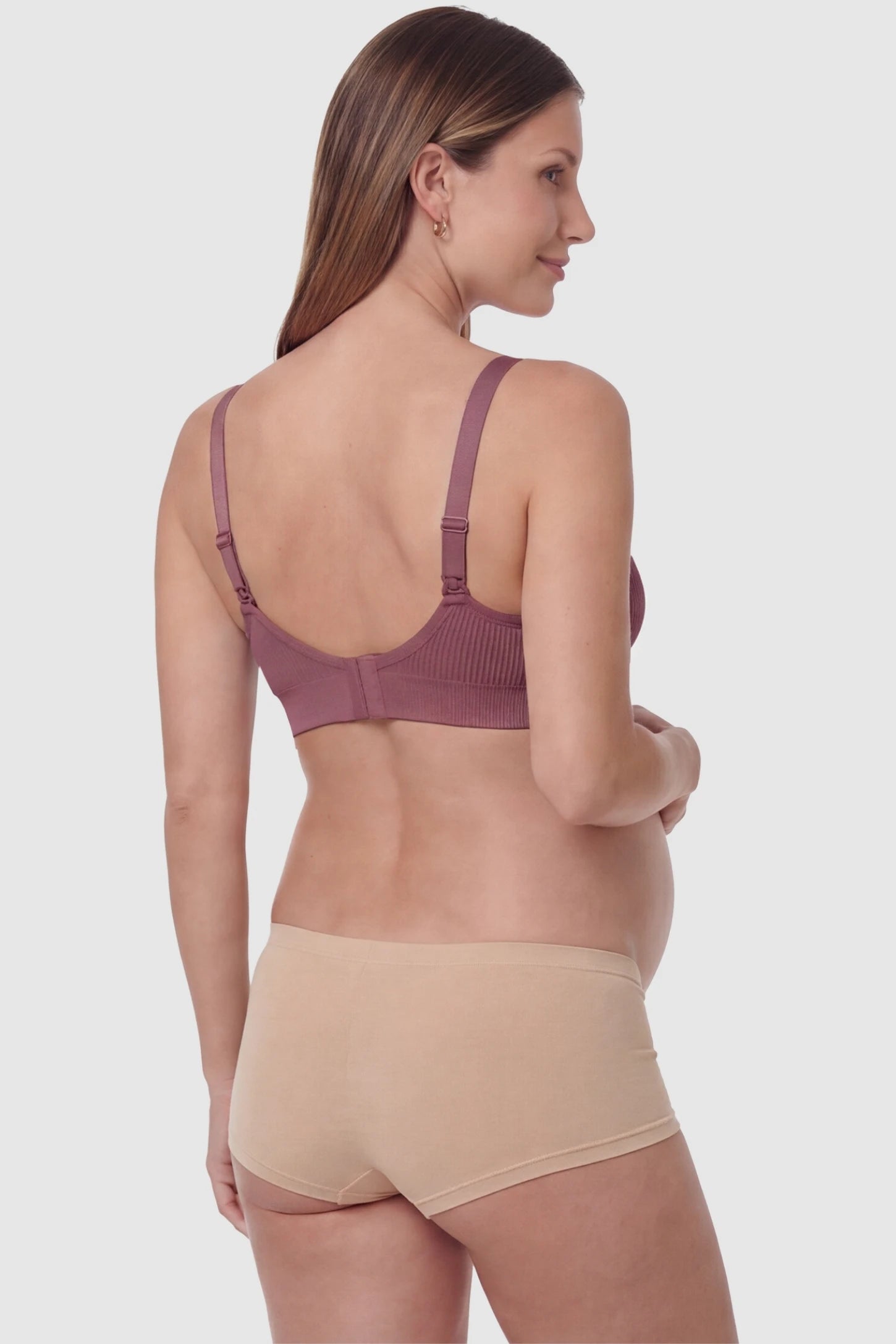 Full-Flap Seamless Top-Opening Nursing Bra Full-flap seamless top-opening nursing bra in caramel with invisible back buckle, back view on pregnant model