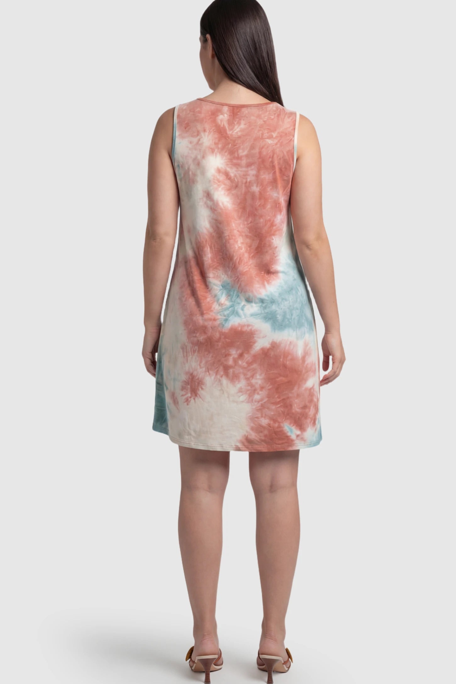 Tie-Dye Print Scoop Neck Pleated Maternity Dress Tie-Dye Print Scoop Neck Pleated Maternity Dress in Light Brown on a pregnant model.