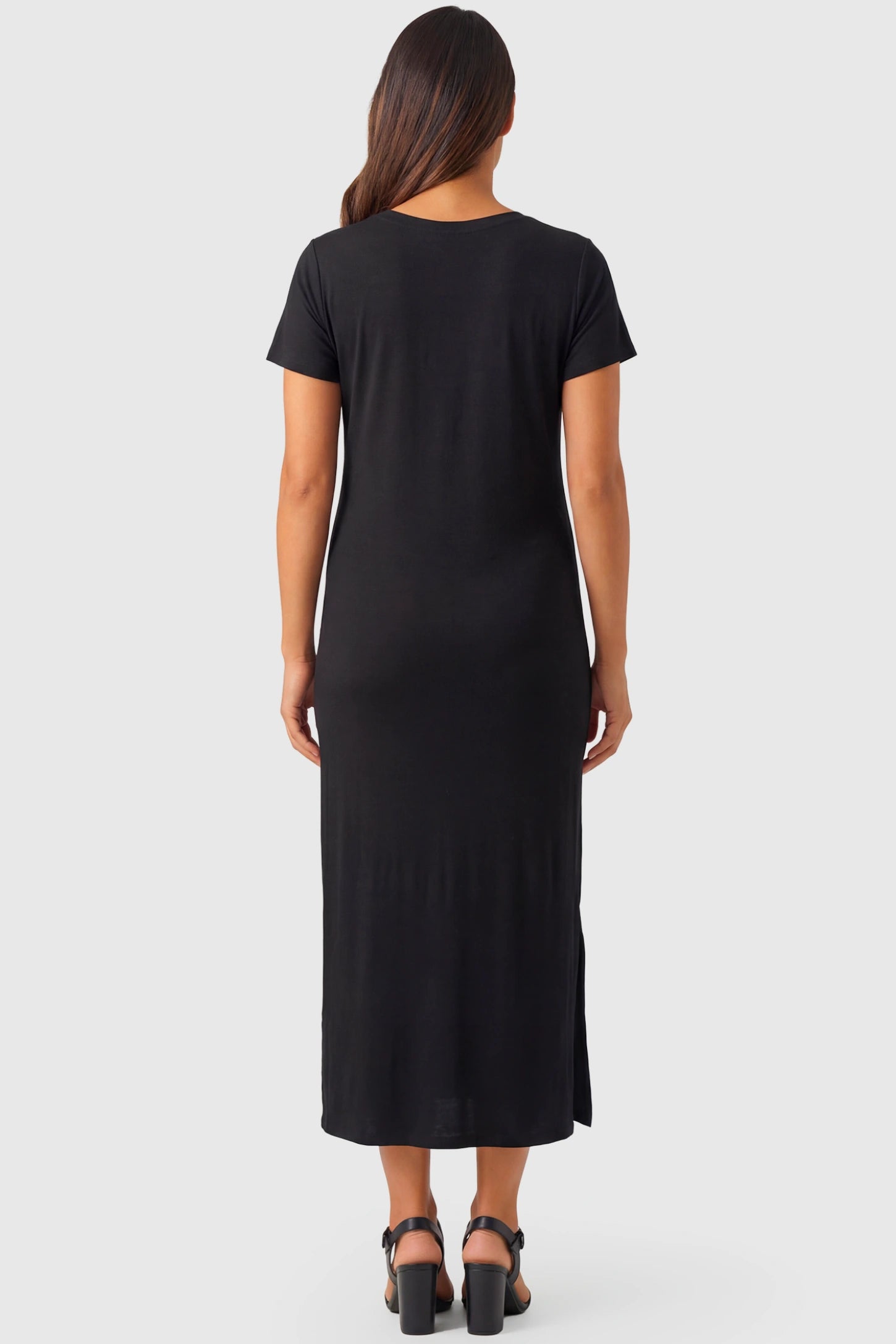 Casual V-Neck Short Sleeve Maternity Midi Dress Casual V-Neck Short Sleeve Maternity Midi Dress in black featuring a relaxed straight fit on a pregnant model.