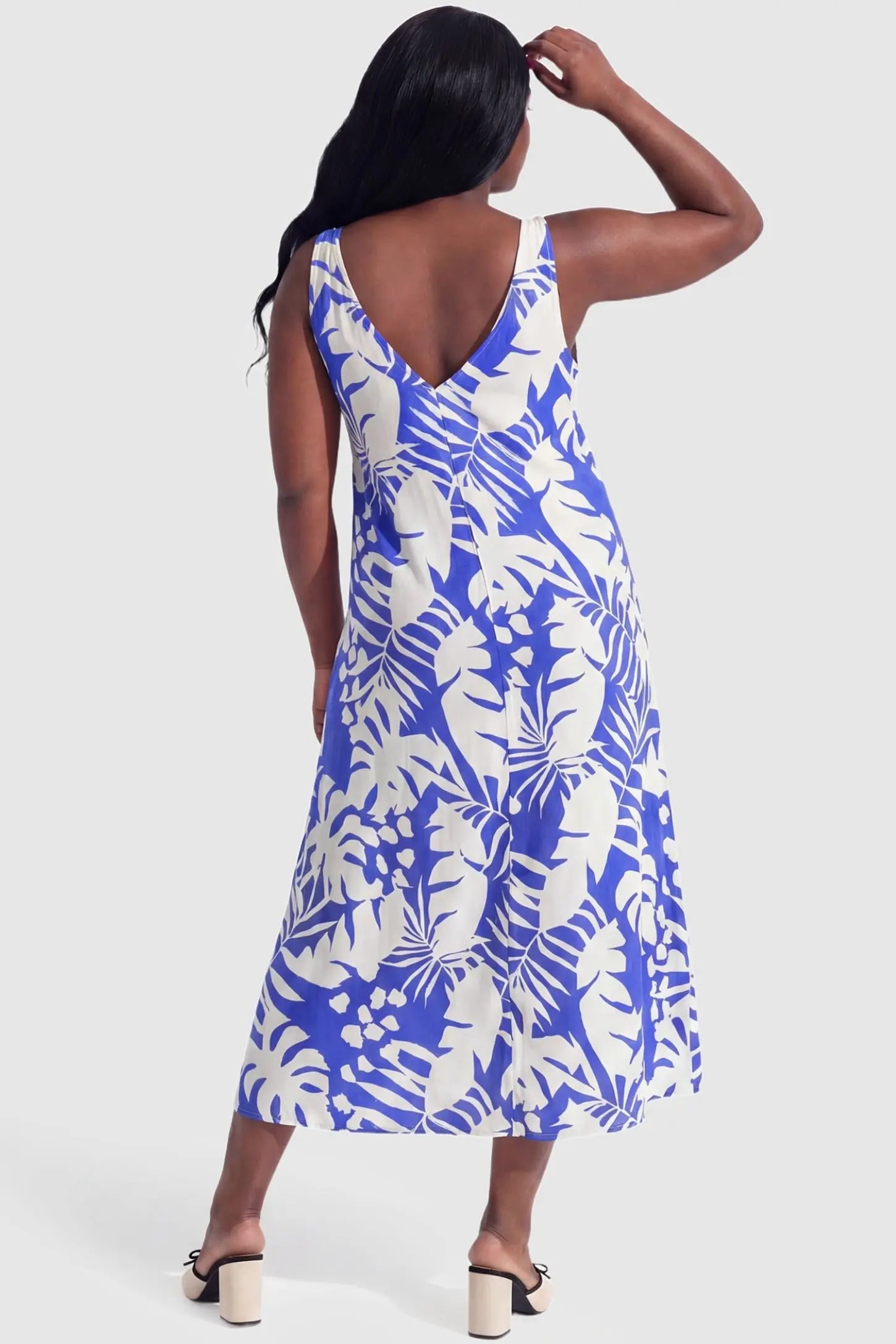 Tropical Print V-Neck Sleeveless Midi Maternity Dress Tropical Print V-Neck Sleeveless Midi Maternity Dress in Blue featuring the deep V-back detail on a pregnant model.