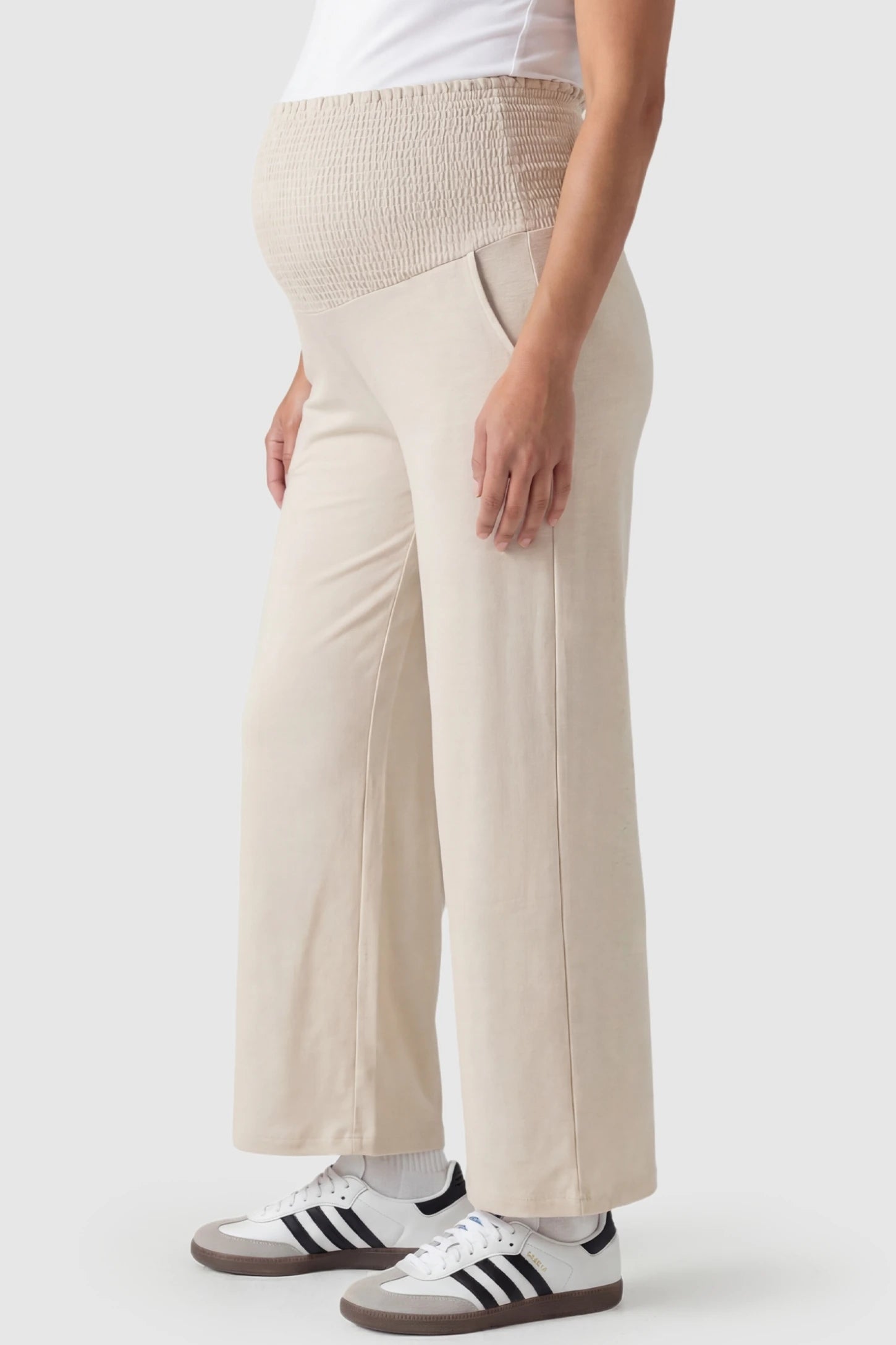 Stretch Waistband High-Waist Wide-Leg Maternity Pants High-waist wide-leg maternity pants in beige with breathable fabric, side view on pregnant model