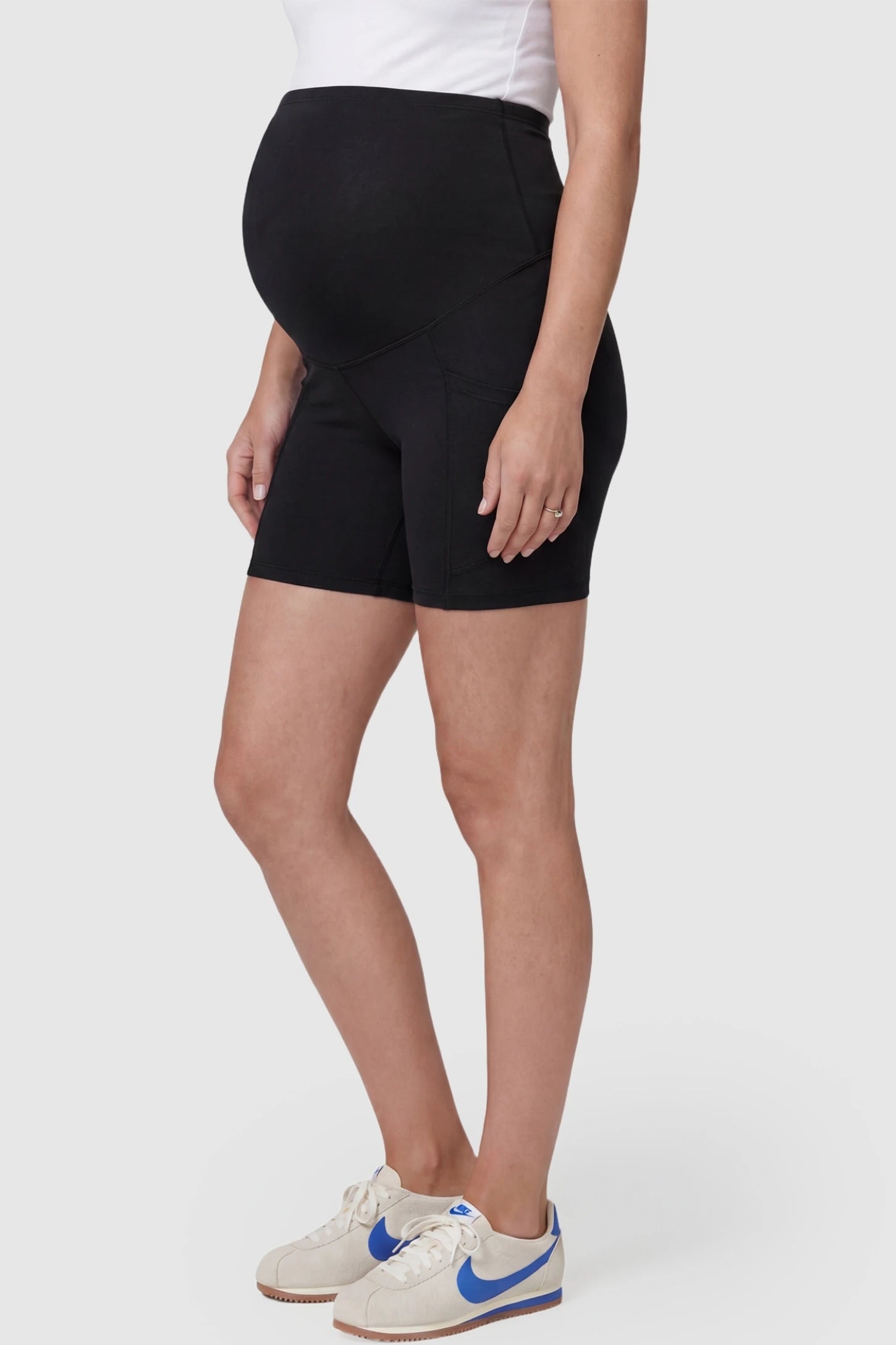 High-Waist Tummy Support Body-Hugging Maternity Shorts High-waist tummy support body-hugging maternity shorts in black with flexible stretch, side view on pregnant model