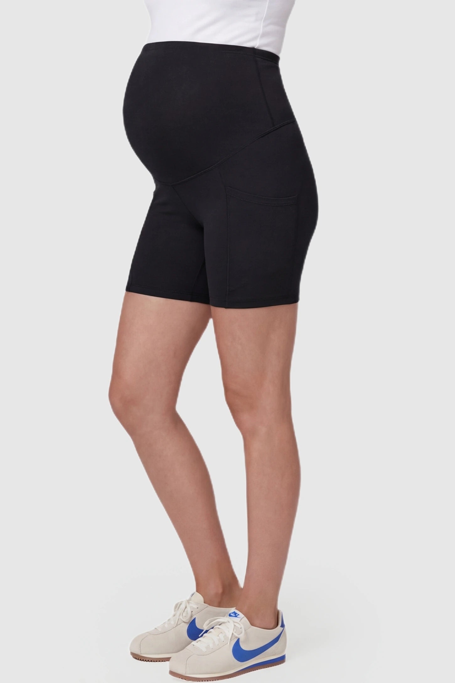 High-Waist Tummy Support Body-Hugging Maternity Shorts High-waist tummy support body-hugging maternity shorts in black with flexible stretch, side view on pregnant model